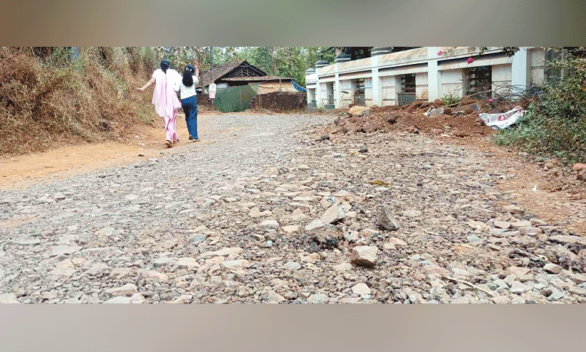 കൂരൻമുക്ക്-പെരിയത്തിൽ റോഡ് പ്രവൃത്തി അനിശ്ചിതത്വത്തിൽ കൂരൻമുക്ക്-പെരിയത്തിൽ റോഡ് പ്രവൃത്തി അനിശ്ചിതത്വത്തിൽ