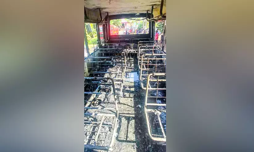 കത്തി നശിച്ച സ്കൂൾ ബസ്