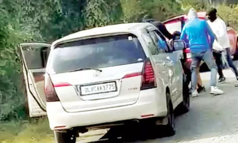 മൈ​സൂ​രു​വി​ൽ മ​ല​യാ​ളി ബി​സി​ന​സു​കാ​ര​ന്റെ കാ​ർ ആ​ക്ര​മി​ച്ച് കൊ​ള്ള​യ​ടി​ച്ചു