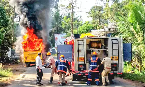 വിദ്യാർഥികളുമായി പോയ സ്കൂൾ ബസ് കത്തിനശിച്ചു വിദ്യാർഥികളുമായി പോയ സ്കൂൾ ബസ് കത്തിനശിച്ചു