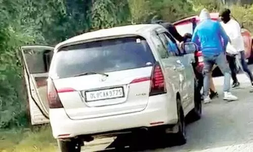 മൈസൂരുവിൽ മലയാളി ബിസിനസുകാരന്റെ കാർ ആക്രമിച്ച് കൊള്ളയടിച്ചു മൈസൂരുവിൽ മലയാളി ബിസിനസുകാരന്റെ കാർ ആക്രമിച്ച് കൊള്ളയടിച്ചു