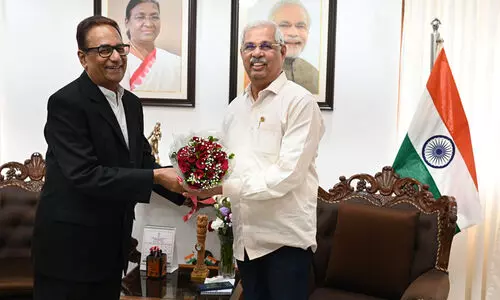 ഗവർണർ രാജേന്ദ്ര വിശ്വനാഥ് അർലേക്കറെ സംസ്ഥാന തെരഞ്ഞെടുപ്പ് കമീഷണർ എ.ഷാജഹാൻ സന്ദർശിച്ചു