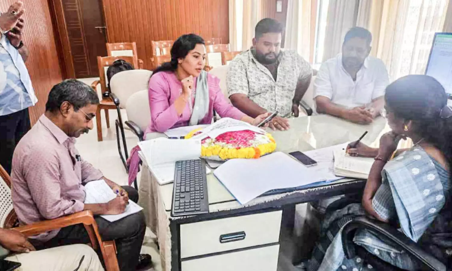 ജല അതോറിറ്റിക്ക് ആദരാഞ്ജലി; റീത്തുമായി കൗൺസിലർമാർ