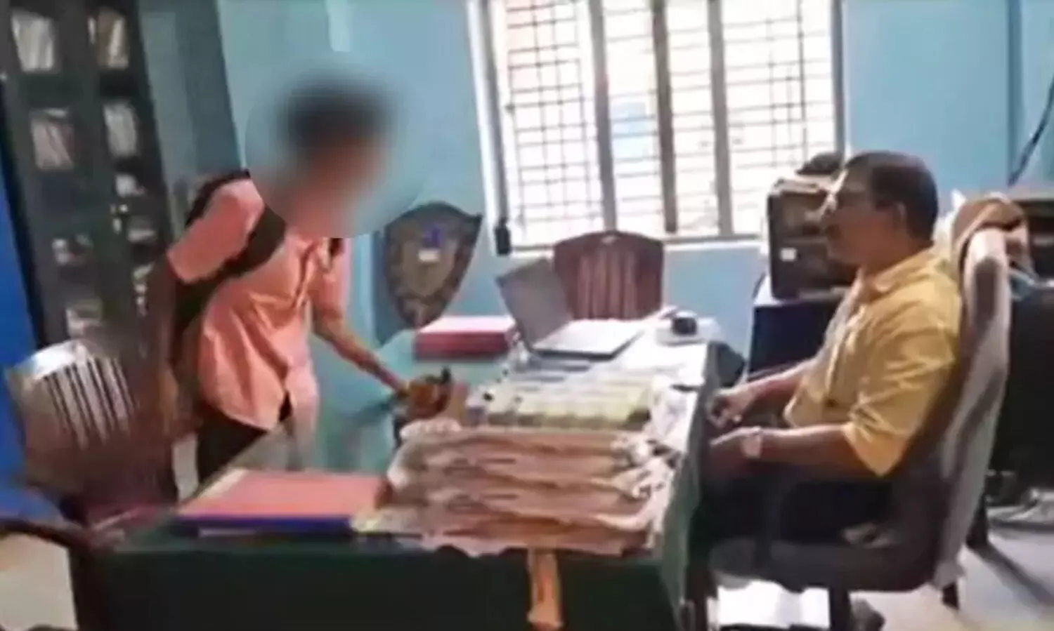 ഒരിക്കലും ചെയ്യാന്‍ പാടില്ലാത്ത കാര്യമാണ് ചെയ്തത്; പ്രിൻസിപ്പലിനെ ഭീഷണിപ്പെടുത്തിയ വിദ്യാർഥി മാപ്പുചോദിച്ചു; സസ്പെൻഷൻ പിൻവലിച്ചേക്കും