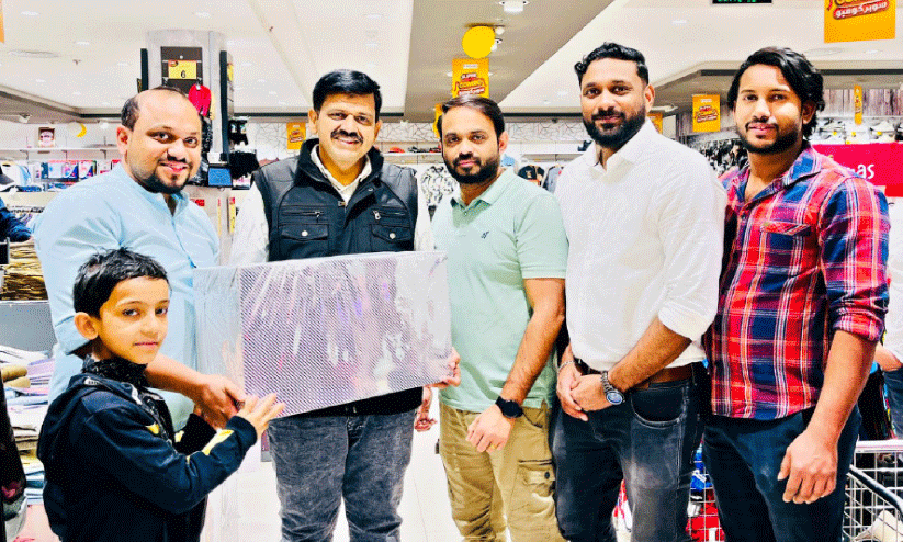 സി​റ്റി ഫ്ല​വ​ര്‍ ഹൈ​പ്പ​ര്‍മാ​ര്‍ക്ക​റ്റ് സ​ന്ദീ​പ്​ വാ​ര്യ​ർ സ​ന്ദ​ർ​ശി​ച്ചു