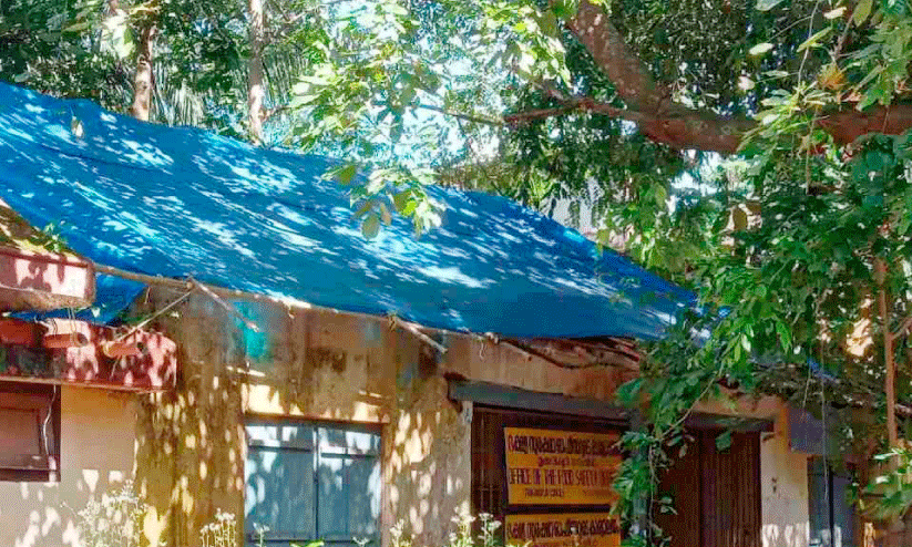 പ്രവർത്തനം തകർന്ന കെട്ടിടത്തിൽ സുരക്ഷയില്ലാതെ നീലേശ്വരത്തെ ഭക്ഷ്യസുരക്ഷ കാര്യാലയം