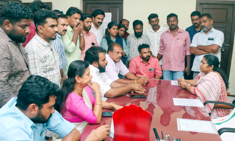 ഓഫിസ്​ മാറി പ്ര​തി​ഷേ​ധം; ‘വീണിടത്ത്​ ഉരുണ്ട്​ സമരക്കാർ’