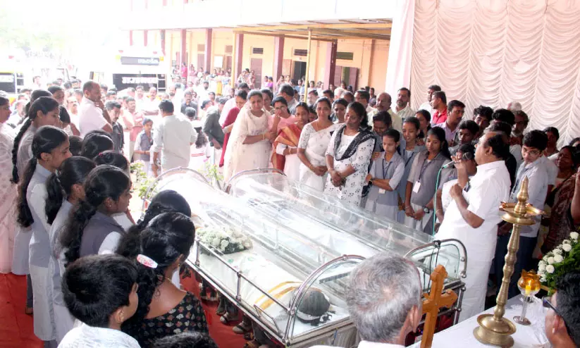 ഓടിക്കളിച്ച വിദ്യാലയ മുറ്റത്ത് ചലനമറ്റ് സഹപാഠികൾ ഓടിക്കളിച്ച വിദ്യാലയ മുറ്റത്ത് ചലനമറ്റ് സഹപാഠികൾ