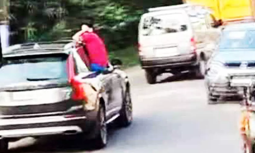 കാറിന്റെ ഡോറിൽ യാത്ര: രണ്ട് ബിരുദ വിദ്യാർഥികളുടെ ലൈസൻസ് റദ്ദാക്കി കാറിന്റെ ഡോറിൽ യാത്ര: രണ്ട് ബിരുദ വിദ്യാർഥികളുടെ ലൈസൻസ് റദ്ദാക്കി