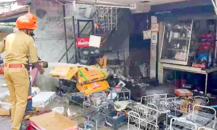 പാചകവാതക സിലിണ്ടർ പൊട്ടിത്തെറിച്ച് മൂന്നുപേർക്ക് പരിക്ക്