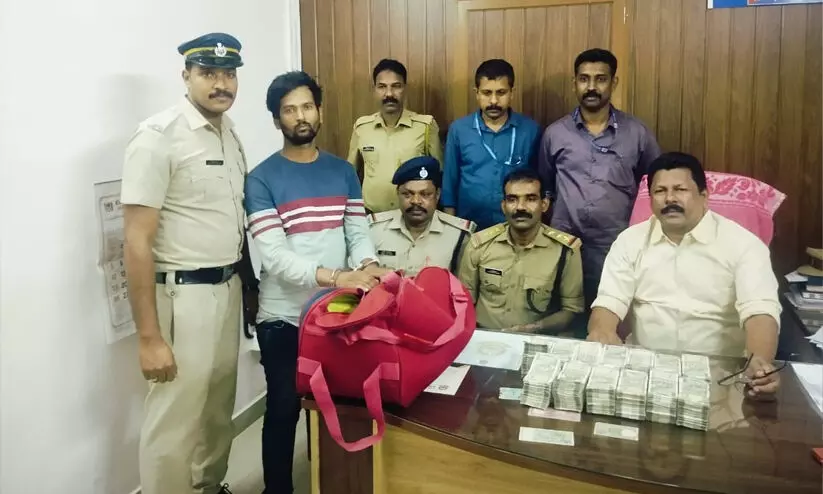 32 ലക്ഷം രൂപയുടെ കള്ളപ്പണവുമായി മഹാരാഷ്ട്ര സ്വദേശി പിടിയിൽ