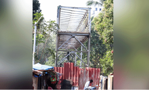 കണ്ണൂർ റെയിൽവേ നടപ്പാലം കടക്കാൻ കാത്തിരിക്കണം