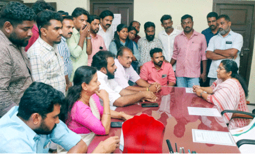 ഓഫിസ്​ മാറി പ്ര​തി​ഷേ​ധം; ‘വീണിടത്ത്​ ഉരുണ്ട്​ സമരക്കാർ’