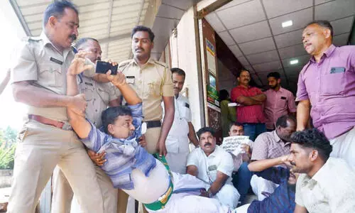 താൽക്കാലിക ജീവനക്കാരനെ പിരിച്ചുവിട്ടതിൽ പ്രതിഷേധം