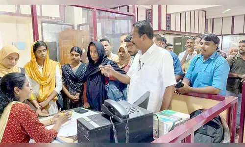 ലൈ​ഫ് ഭ​വ​ന​ പ​ദ്ധ​തി: ഗു​ണ​ഭോ​ക്താ​ക്ക​ൾ ചോ​ക്കാ​ട് പ​ഞ്ചാ​യ​ത്ത് സെ​ക്ര​ട്ട​റി​യെ ഉ​പ​രോ​ധി​ച്ചു