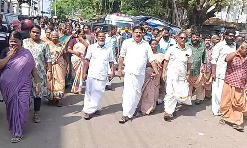 പെട്ടിക്കടയുടമ ജീവനൊടുക്കിയ സംഭവം: മൃതദേഹവുമായി വൈക്കം നഗരസഭക്ക് മുന്നിൽ പ്രതിഷേധം പെട്ടിക്കടയുടമ ജീവനൊടുക്കിയ സംഭവം: മൃതദേഹവുമായി വൈക്കം നഗരസഭക്ക് മുന്നിൽ പ്രതിഷേധം