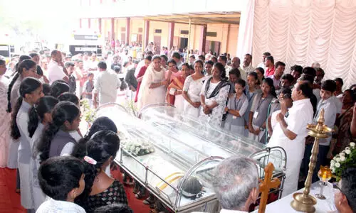 ഓടിക്കളിച്ച വിദ്യാലയ മുറ്റത്ത്​ ചലനമറ്റ്​ സഹപാഠികൾ