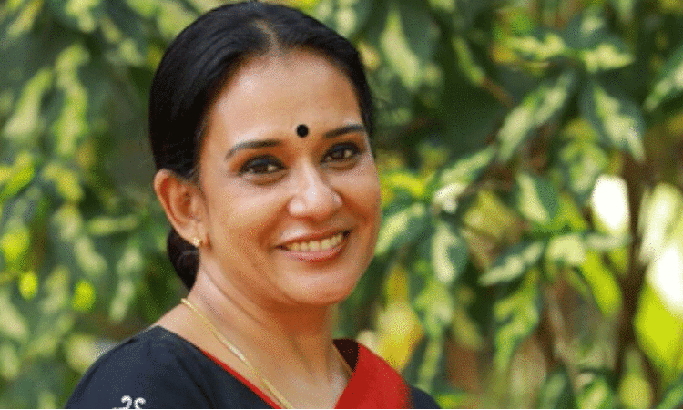 ഇന്ത്യയിലെ സാഹചര്യങ്ങൾ അടിസ്ഥാനപ്പെടുത്തിയാണ് ഓൺലൈൻ തട്ടിപ്പുകാർ സംസാരിച്ചത്. അവർക്ക് മുന്നിൽ ലോജിക് വർക്കാകില്ല ​-മാലാ പാർവതി