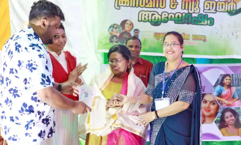 ഇന്കാസ് ഇബ്രി പ്രവാസി കലാപ്രവർത്തകർക്ക് ആദരം ഇന്കാസ് ഇബ്രി പ്രവാസി കലാപ്രവർത്തകർക്ക് ആദരം