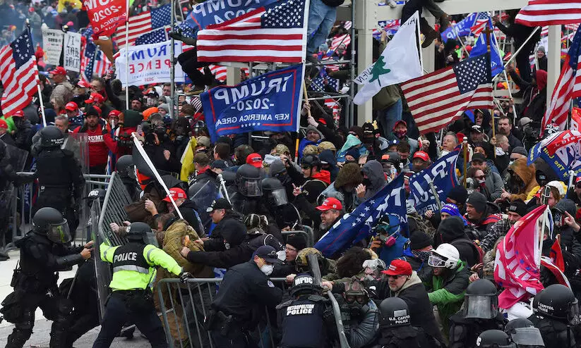 ‘രക്തത്തെയും ഭീകരതയെയും വെള്ളപൂശാൻ കഴിയില്ല’: ട്രംപ് കാപ്പിറ്റോൾ കലാപകാരികൾക്ക് മാപ്പ് നൽകിയതിനെതിരെ ജഡ്ജിമാർ