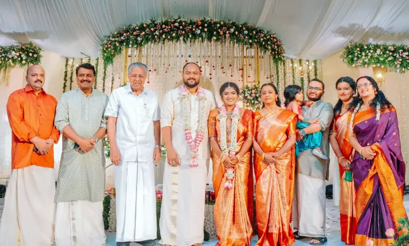 കേരളീയ സമാജം പ്രസിഡന്റ് പി.വി. രാധാകൃഷ്ണപിള്ളയുടെ മകൾ വിവാഹിതയായി കേരളീയ സമാജം പ്രസിഡന്റ് പി.വി. രാധാകൃഷ്ണപിള്ളയുടെ മകൾ വിവാഹിതയായി