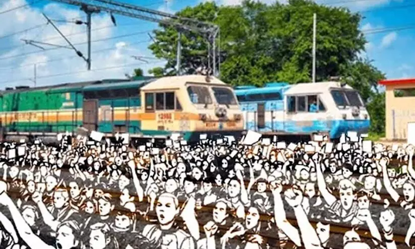 ലക്ഷക്കണക്കിന് ഒ​ഴിവുകളുണ്ടായിട്ടും വിജ്ഞാപനം 32,438ലേക്കു മാത്രം;   റെയിൽവേക്കെതിരെ രോഷപ്രകടനവുമായി ഉദ്യോഗാർഥികൾ