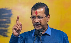 അരവിന്ദ് കെജ്രിവാളും മനീഷ് സിസോദിയയും അതിഷിയും പിന്നിൽ