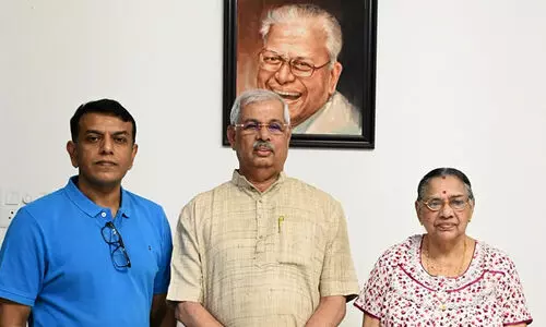 Rajendra Vishwanath Arlekar- VS Achuthanandan