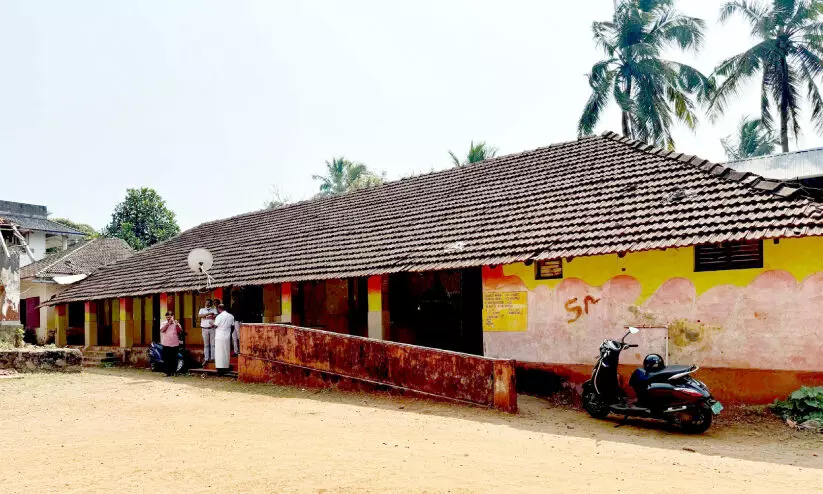 ഹൈ​കോ​ട​തി നി​ർ​ദേ​ശം ന​ട​പ്പാ​കു​ന്നി​ല്ല; അ​നി​ശ്ചി​ത​ത്വം തു​ട​ർ​ന്ന് ഈ​സ്റ്റ് ഒ​റ്റ​പ്പാ​ലം ഗ​വ. സ്‌​കൂ​ളി​ലെ കെ​ട്ടി​ട നി​ർ​മാ​ണം
