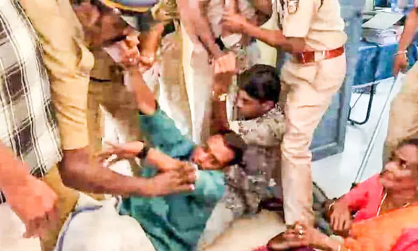 കുടിവെള്ളമില്ല; ഉപരോധസമരവുമായി നാട്ടുകാർ