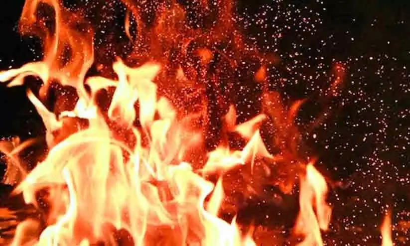 വിവാഹ മോചന ഹരജി പിൻവലിക്കാൻ തയ്യാറായില്ല; ഭാര്യയുടെ വീടിന് മുന്നിൽ ഭർത്താവ് തീകൊളുത്തി മരിച്ചു