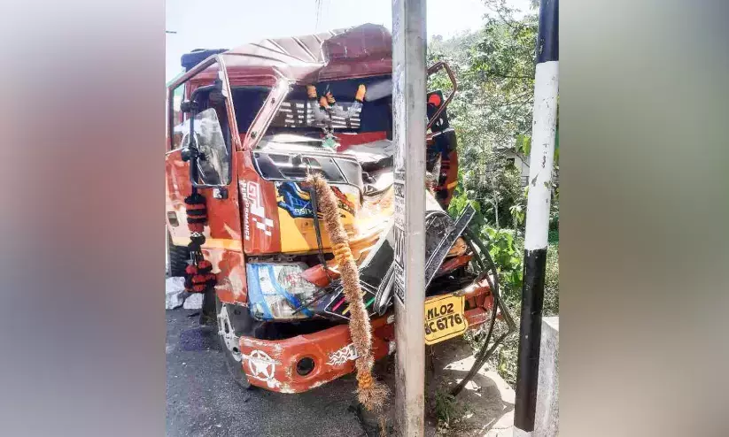 ഇളമന്നൂർ ജങ്ഷനിൽ ടിപ്പർലോറി നിരവധി വാഹനങ്ങളിൽ ഇടിച്ച് അഞ്ചുപേർക്ക് പരിക്ക് ഇളമന്നൂർ ജങ്ഷനിൽ ടിപ്പർലോറി നിരവധി വാഹനങ്ങളിൽ ഇടിച്ച് അഞ്ചുപേർക്ക് പരിക്ക്