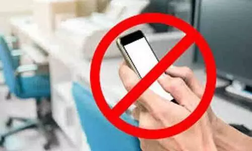 പരീക്ഷ ഹാളിൽ ഇനി മുതൽ അധ്യാപകർക്ക് മൊബൈൽ ഫോൺ വിലക്ക്; ഉത്തരവിറക്കി പൊതുവിദ്യാഭ്യാസ വകുപ്പ്