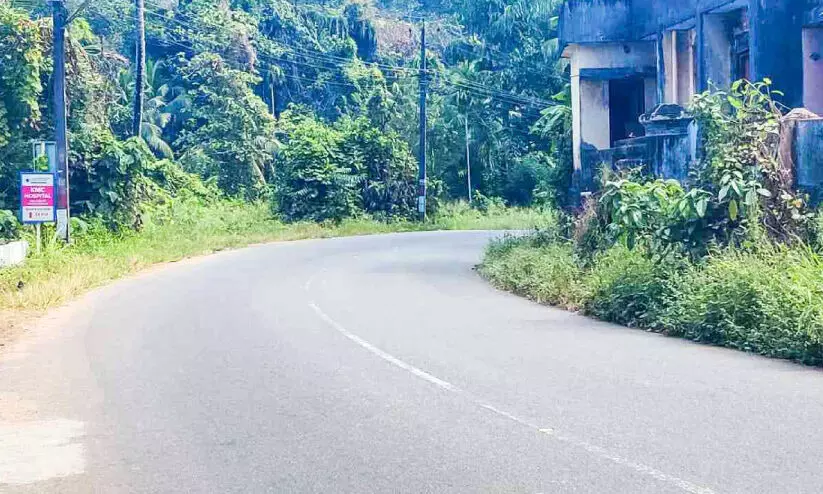 അപകടക്കെണിയായി നെല്ലിമുകളിലെ കൊടുംവളവ്