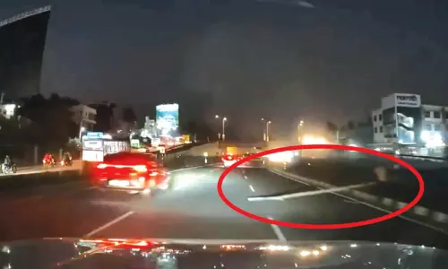 എ​ക്സ്പ്ര​സ് വേ​യി​ൽ മ​ര​ത്ത​ടി​യു​മാ​യി അ​ജ്ഞാ​ത​ൻ