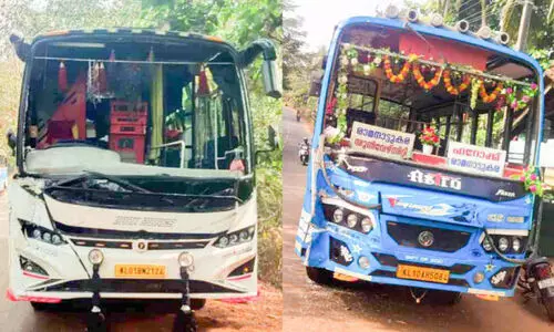 ഒ​ലി​പ്രം ക​ട​വി​ൽ ബ​സു​ക​ൾ കൂ​ട്ടി​യി​ടി​ച്ചു; പ​ത്ത് പേ​ർ​ക്ക് പ​രി​ക്ക്