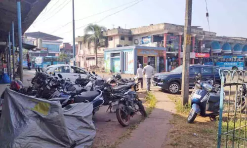 കൊ​യി​ലാ​ണ്ടി ടൗണിൽ പാർക്കിങ്ങിന് ഇടമില്ല: വാഹന ഉടമകൾ വട്ടം ചുറ്റുന്നു