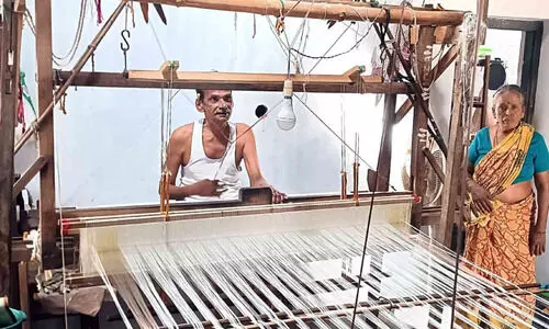 ഇ​​ഴ ചേ​​ർ​​ക്കാ​​നാ​​വാ​​തെ കു​​ത്താ​​മ്പു​​ള്ളി​​യി​​ലെ നെ​​യ്ത്തു​​ജീ​​വി​​തം