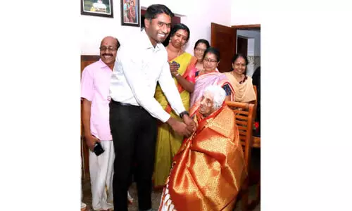 ദേ​ശീ​യ സ​മ്മ​തി​ദാ​യ​ക​ദി​നാ​ഘോ​ഷം:107കാ​രി ല​ക്ഷ്മി​യെ ആ​ദ​രി​ച്ച് ക​ല​ക്ട​ർ