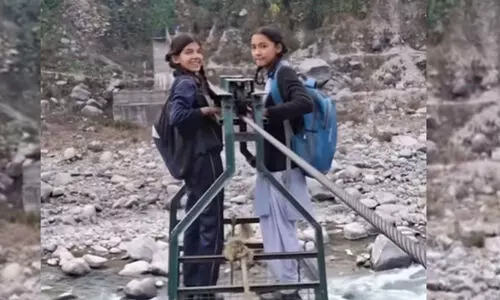 ജീവൻ പണയംവെച്ച് സ്കൂളിൽ എത്തുന്ന ഉത്തരാഖണ്ഡിലെ പെൺകുട്ടികൾ -VIDEO