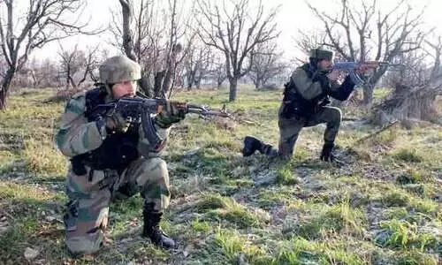 ജമ്മു കശ്മീരിൽ ക്യാമ്പിന് നേരെ വെടിവെപ്പ്: തിരിച്ചടിച്ച് സൈന്യം; ഭീകരർക്കായുള്ള തെരച്ചില്‍ ശക്തമാക്കി