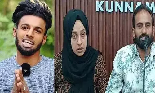 ഉമ്മാ.. മുടിമുറിച്ച് ഉമ്മായെന്ന് പറഞ്ഞ് കരഞ്ഞോണ്ടാണ് മോൻ വന്നത്, ക്രൂരമായി മർദിച്ചിരുന്നു, ഭ്രാന്തനാക്കാൻ ശ്രമം; ജയിൽ അധികൃതർക്കെതിരെ യൂട്യൂബർ മണവാളന്റെ കുടുംബം ഉമ്മാ.. മുടിമുറിച്ച് ഉമ്മായെന്ന് പറഞ്ഞ് കരഞ്ഞോണ്ടാണ് മോൻ വന്നത്, ക്രൂരമായി മർദിച്ചിരുന്നു, ഭ്രാന്തനാക്കാൻ ശ്രമം; ജയിൽ അധികൃതർക്കെതിരെ യൂട്യൂബർ മണവാളന്റെ കുടുംബം