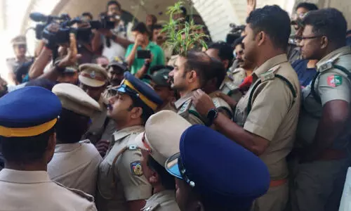 യു​വ​തി​യെ ക​ടു​വ കൊ​ന്നു​തി​ന്ന സം​ഭ​വം: അ​ണ​പൊ​ട്ടി പ്ര​തി​ഷേ​ധം; വ​നം മേ​ധാ​വി​ക​ളെ ത​ട​ഞ്ഞ് നാ​ട്ടു​കാ​ർ