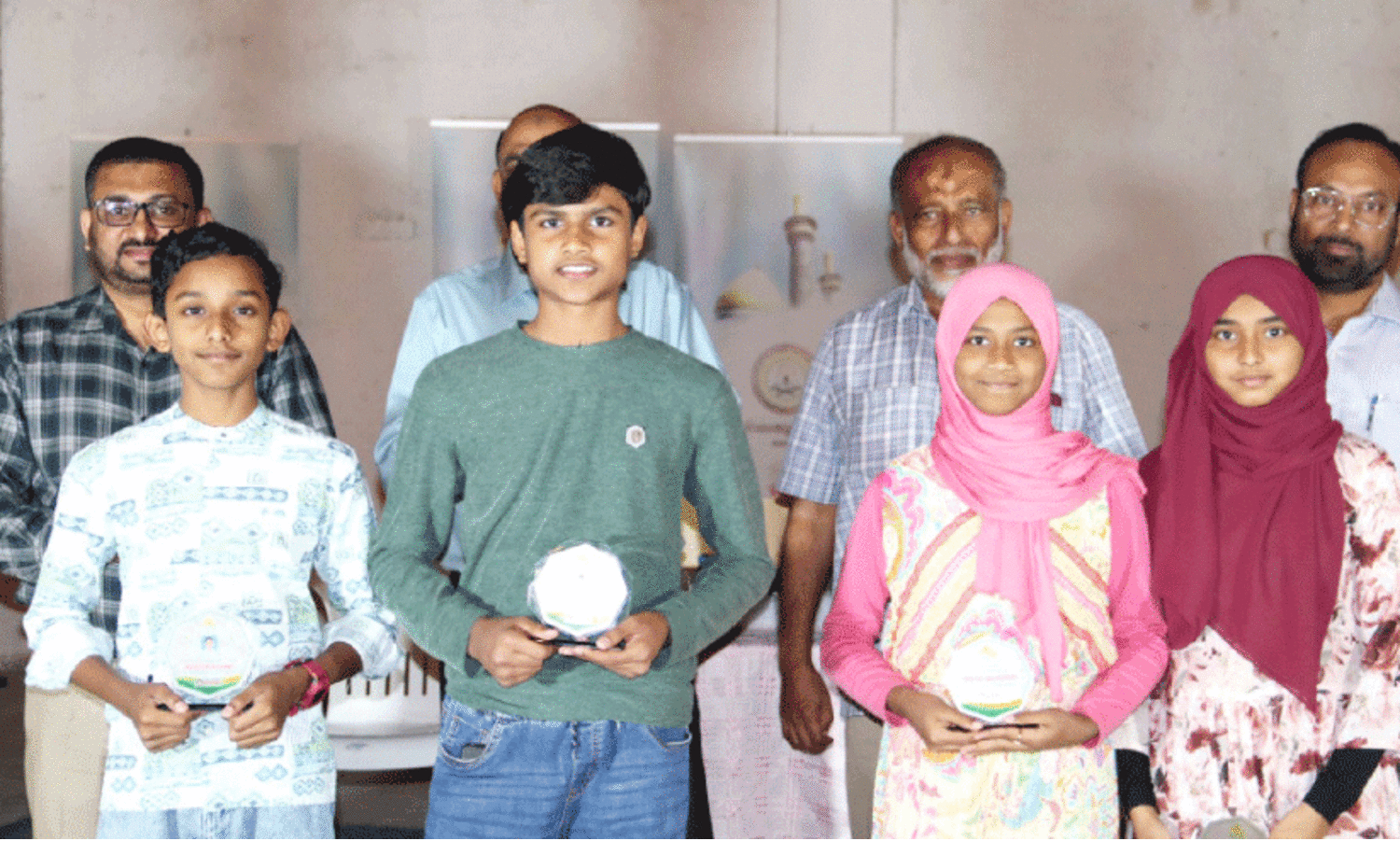 അ​ന്നൂ​ർ ത​ഹ്‌​ഫീ​ളു​ൽ ഖു​ർ​ആ​ൻ സ​മ്മാ​ന​ങ്ങ​ൾ വി​ത​ര​ണം ചെ​യ്തു