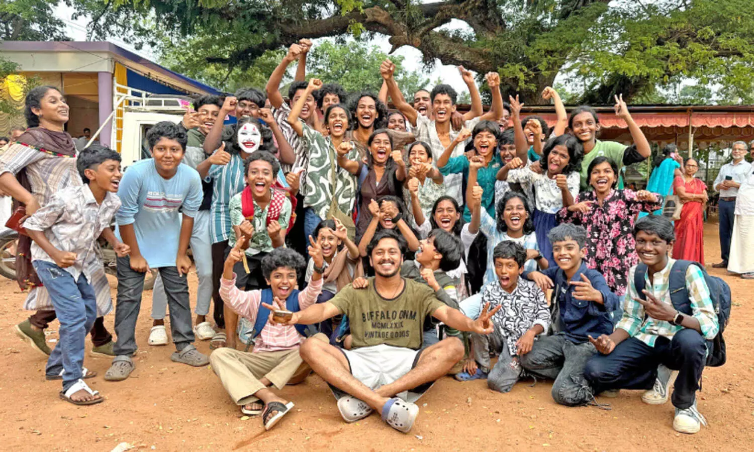 ഒരു നാട് കുറേ നാടകങ്ങൾ