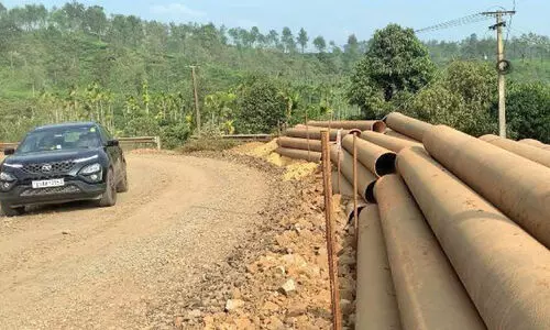 കു​ടി​വെ​ള്ള പൈ​പ്പു​ക​ൾ റോ​ഡ്   ന​വീ​ക​ര​ണ​ത്തി​ന് ത​ട​സ്സമാ​കു​ന്നു