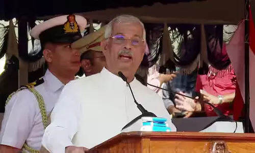 മുഖ്യമന്ത്രി ദീർഘവീക്ഷണമുള്ളയാൾ, മലയാളികൾ സിംഹങ്ങൾ; പുകഴ്ത്തി ഗവർണർ