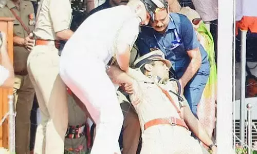 റിപ്പബ്ലിക് ദിന പരേഡിൽ ഗവർണർ പ്രസംഗിക്കുന്നതിനിടെ സിറ്റി പൊലീസ് കമീഷണർ കുഴഞ്ഞുവീണു