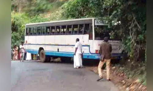 പ​ഴ​ഞ്ച​ൻ ബ​സു​ക​ൾ; ചു​ര​ത്തി​ൽ കി​ത​ച്ച് കെ.​എ​സ്.​ആ​ർ.​ടി.​സി
