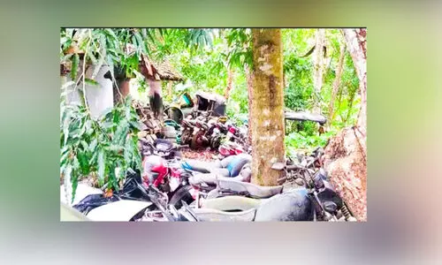 ആര്യങ്കോട്, വെള്ളറട പൊലീസ് സ്‌റ്റേഷന്‍ പരിസരം തൊണ്ടിവാഹനങ്ങളുടെ ശവപ്പറമ്പ്